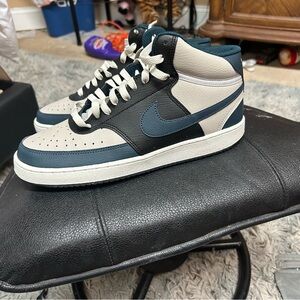 Nike Men's Black and White Mid-Top Sneakers